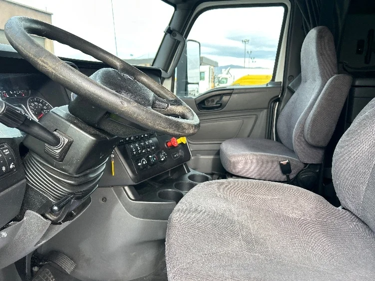 2020 International LT - image 10