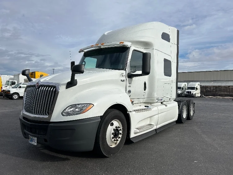 2020 International LT - image 3