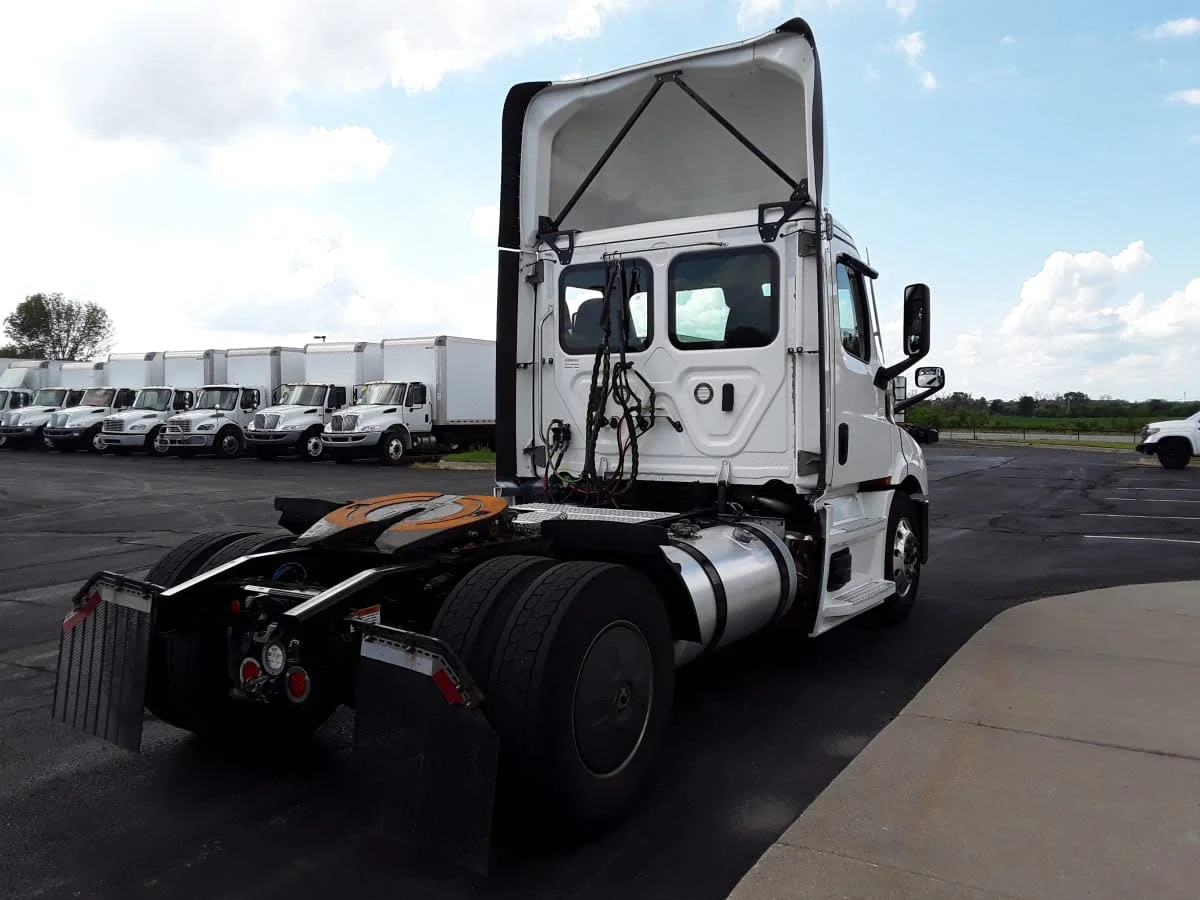 2021 Freightliner Cascadia in Altoona, IA — photo 4