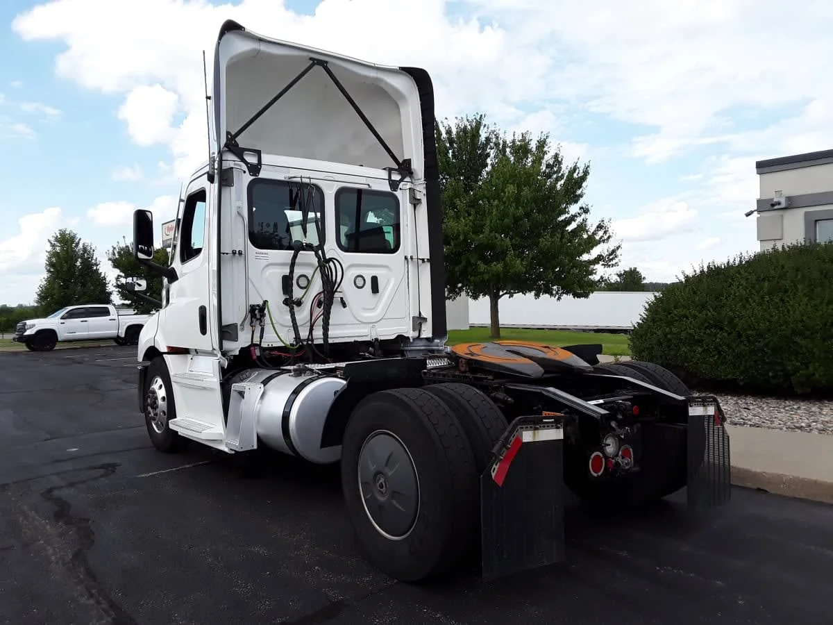 2021 Freightliner Cascadia in Altoona, IA — photo 6