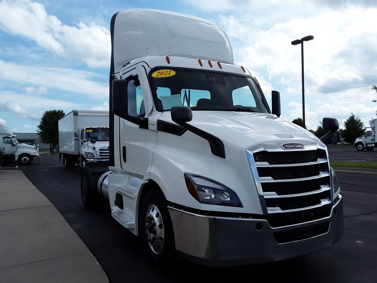 2021 Freightliner Cascadia in Altoona, IA — photo 3