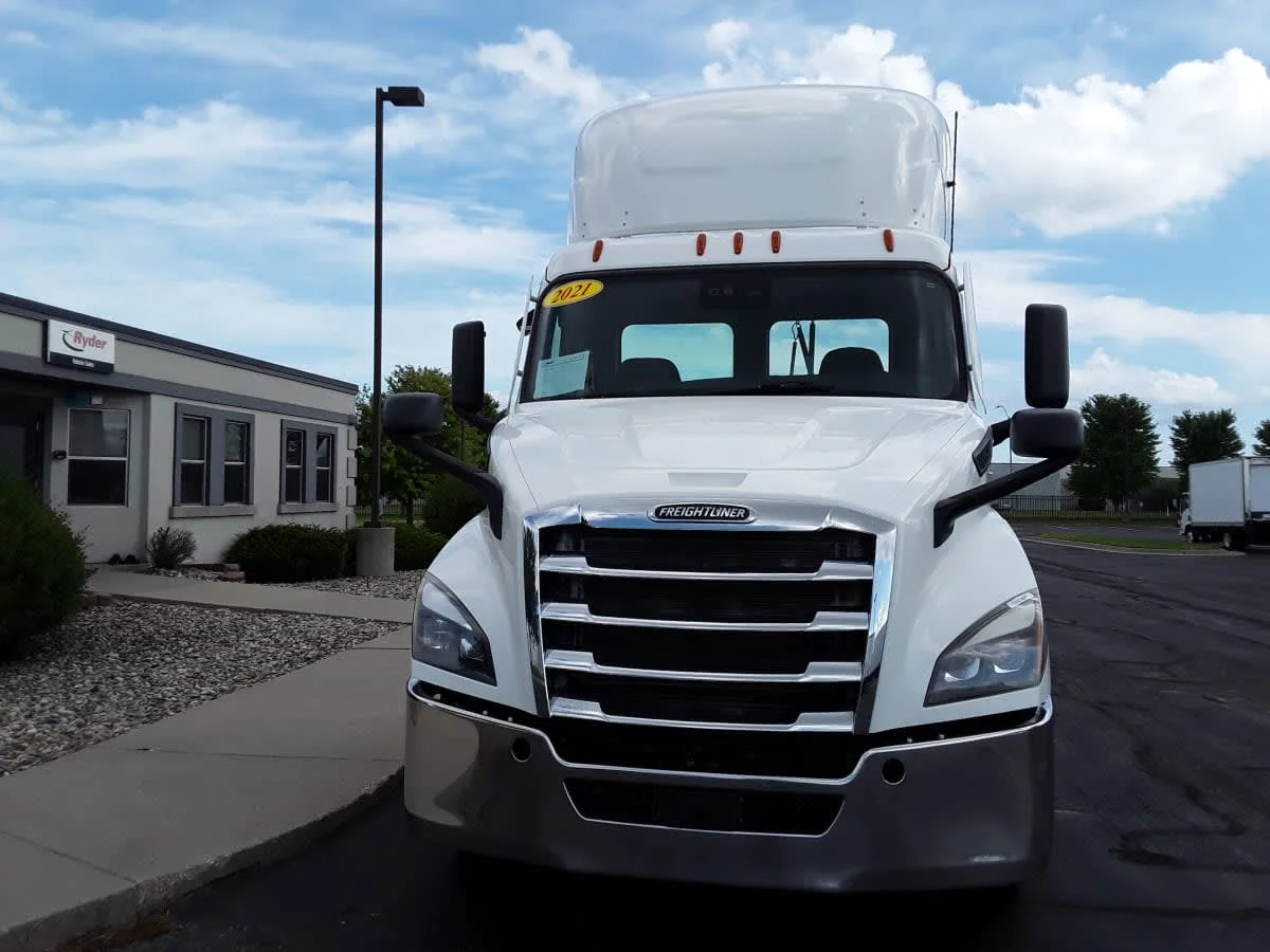 2021 Freightliner Cascadia in Altoona, IA — photo 2