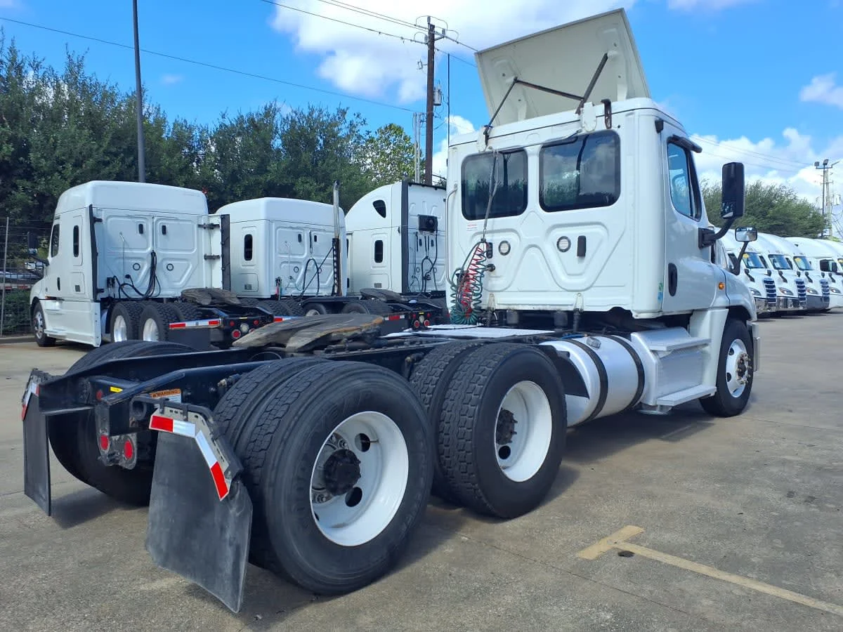 2019 Freightliner Cascadia in Houston, TX — photo 4