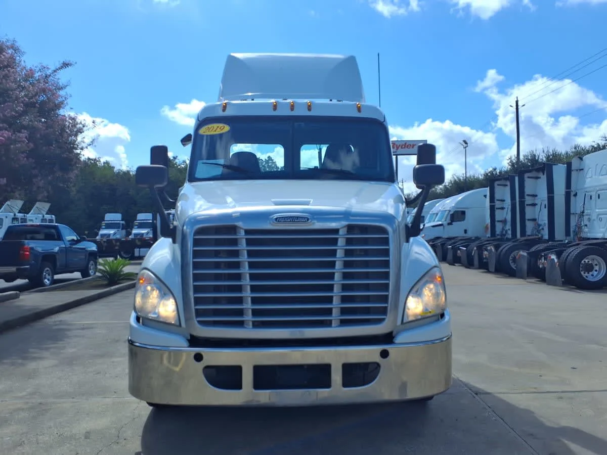 2019 Freightliner Cascadia in Houston, TX — photo 2