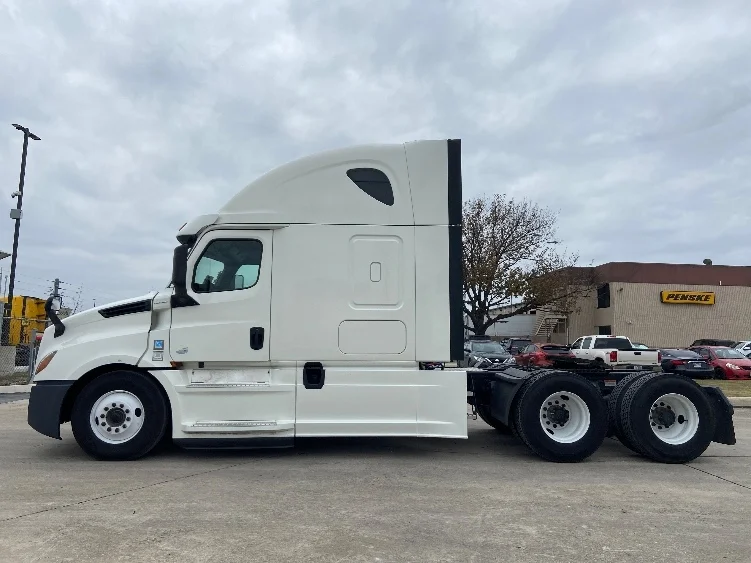 2020 Freightliner Cascadia - image 4