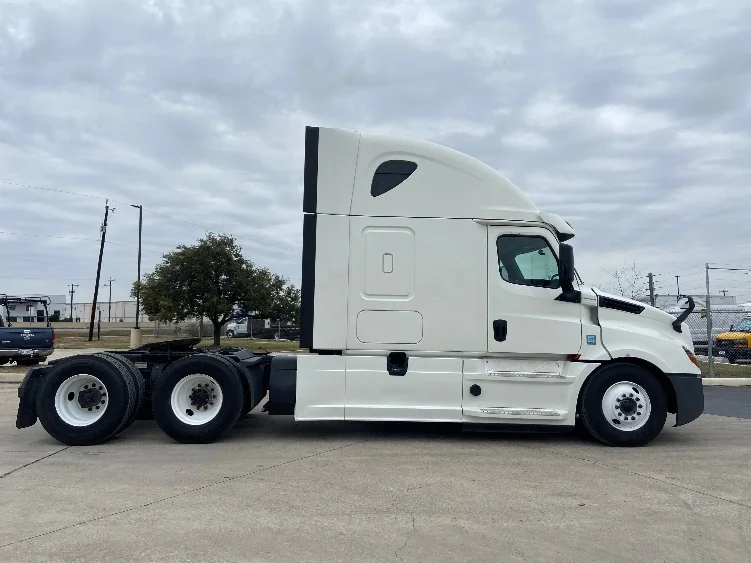 2020 Freightliner Cascadia - image 8
