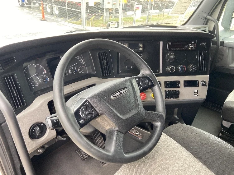 2020 Freightliner Cascadia - image 10