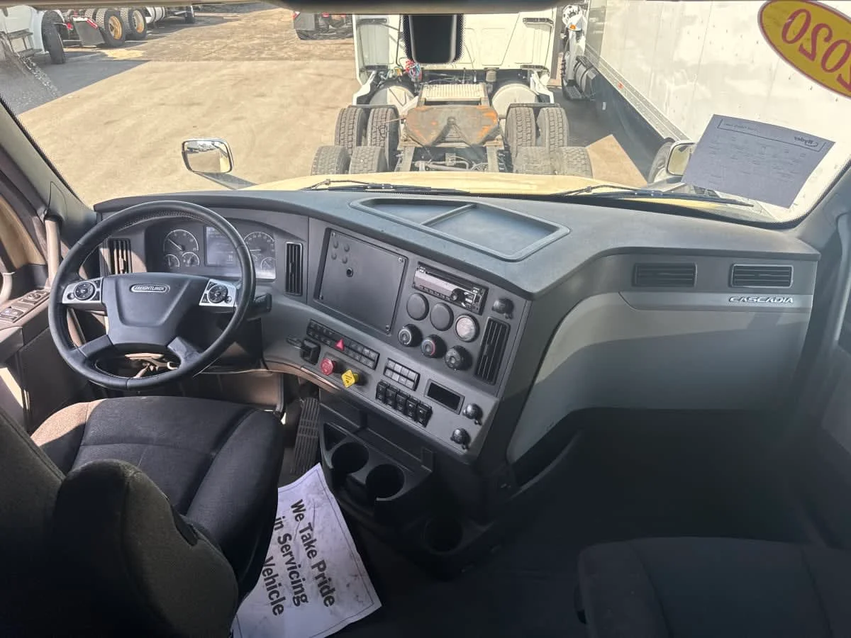 2020 Freightliner Cascadia in Wayland, MI — photo 7