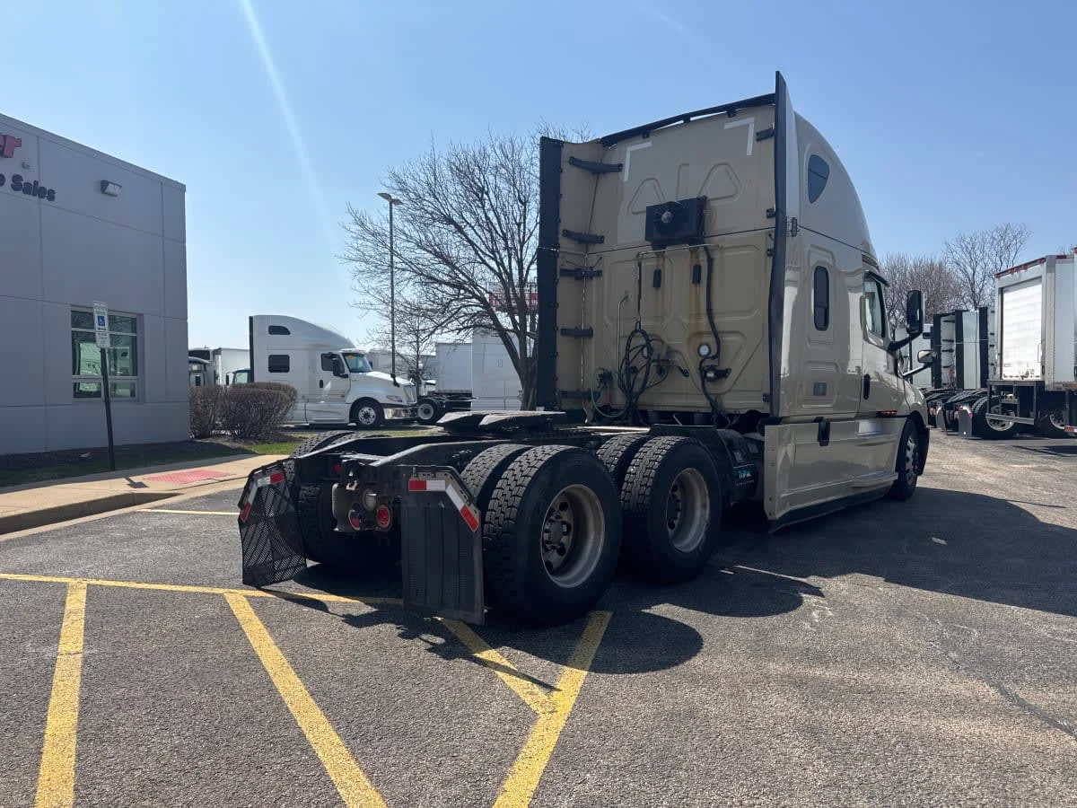 2020 Freightliner Cascadia in Wayland, MI — photo 4
