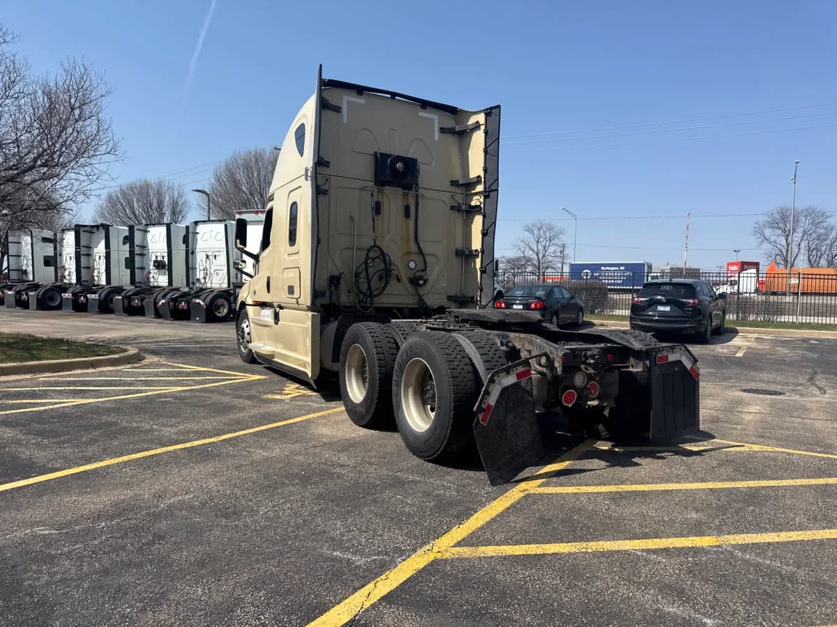 2020 Freightliner Cascadia in Wayland, MI — photo 6