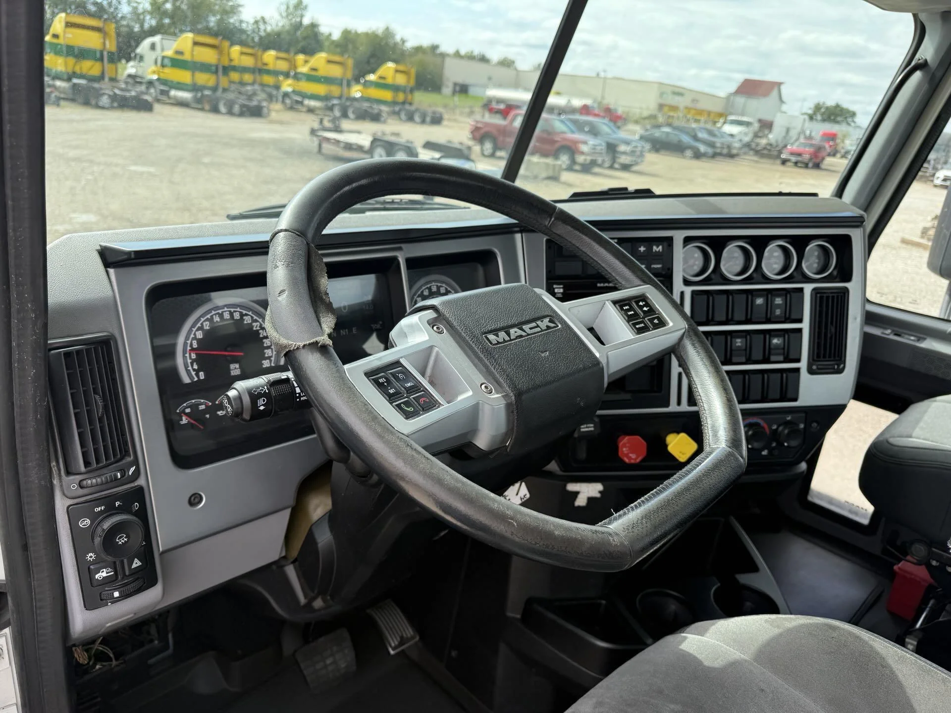 2019 Mack Anthem - image 7