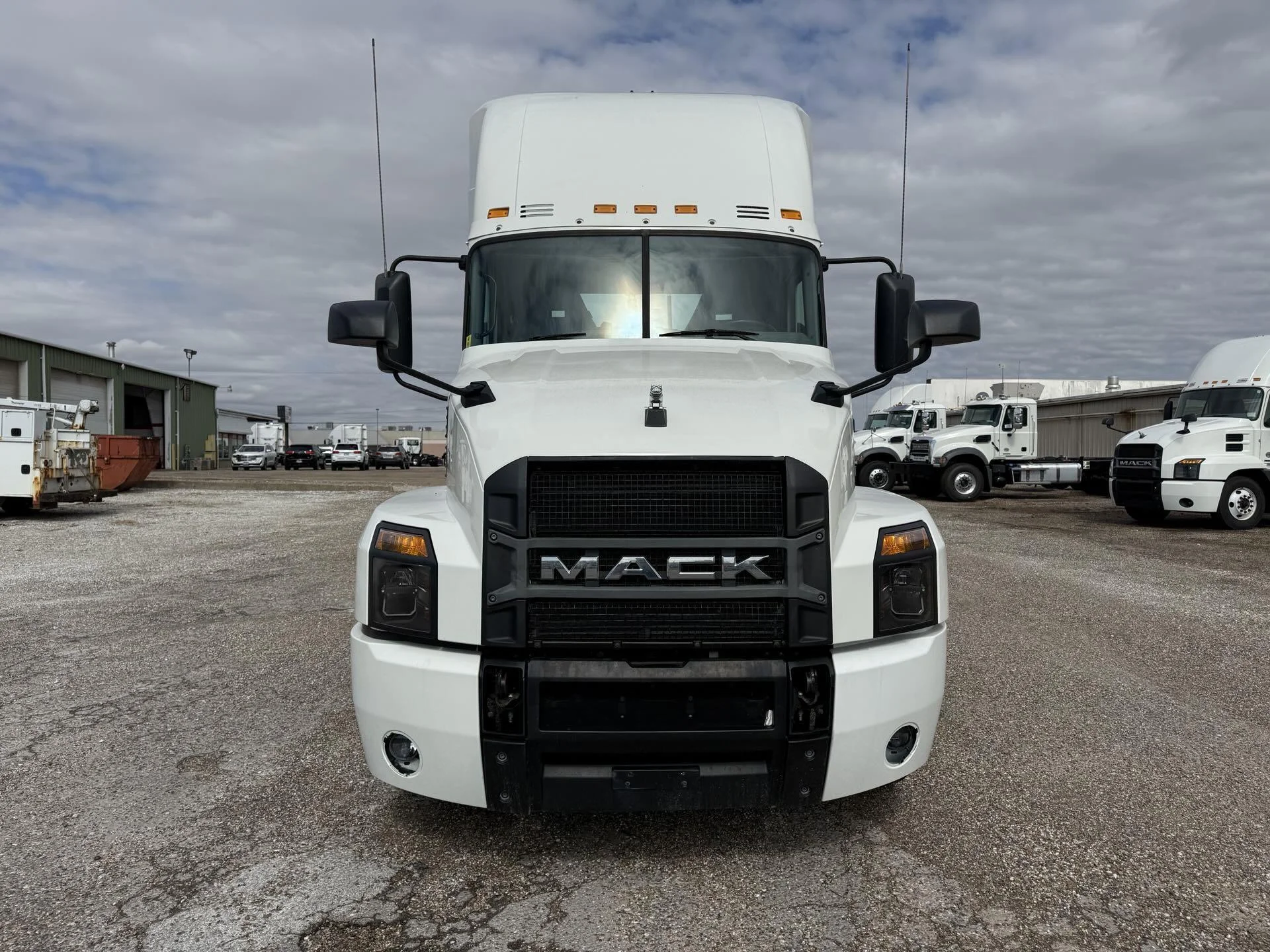 2019 Mack Anthem - image 2