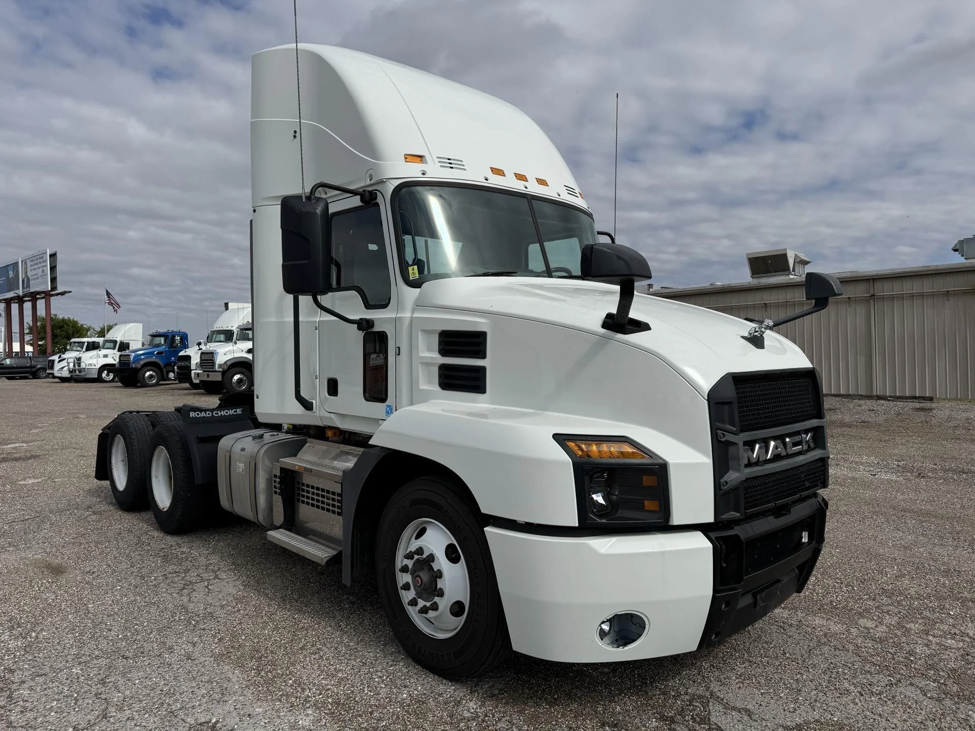 2019 Mack Anthem - image 3
