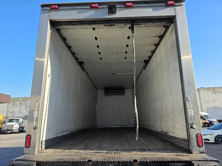 2019 Hino 338 - image 8