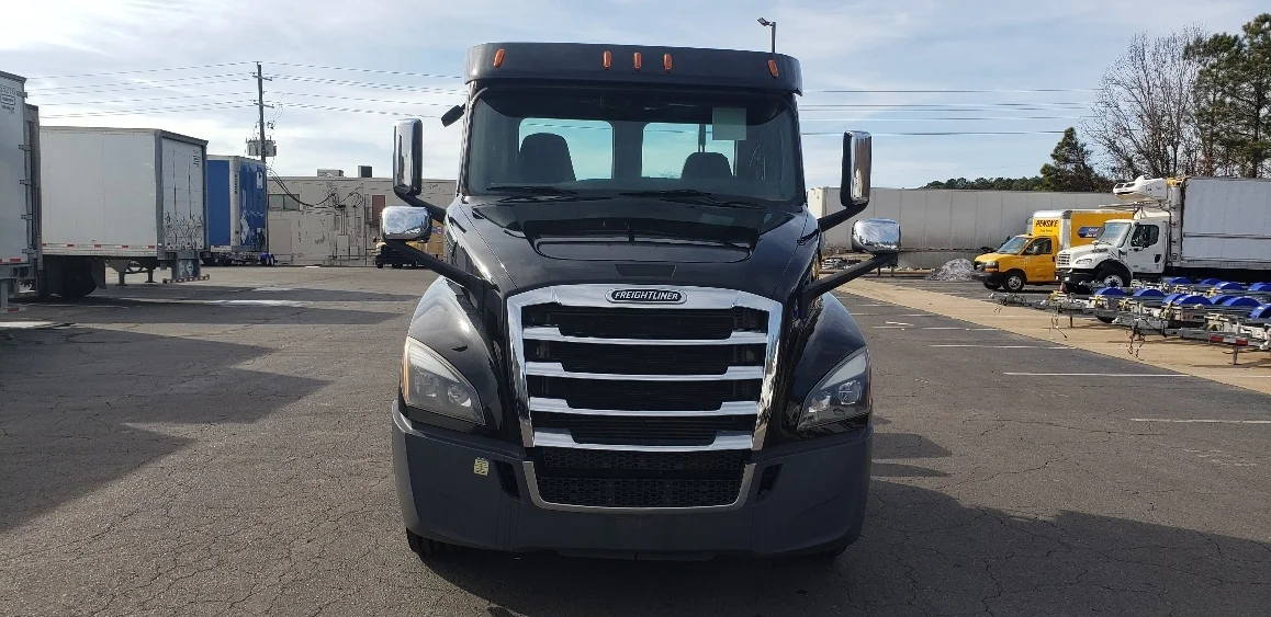 2020 Freightliner Cascadia in Little Rock, AR — photo 2
