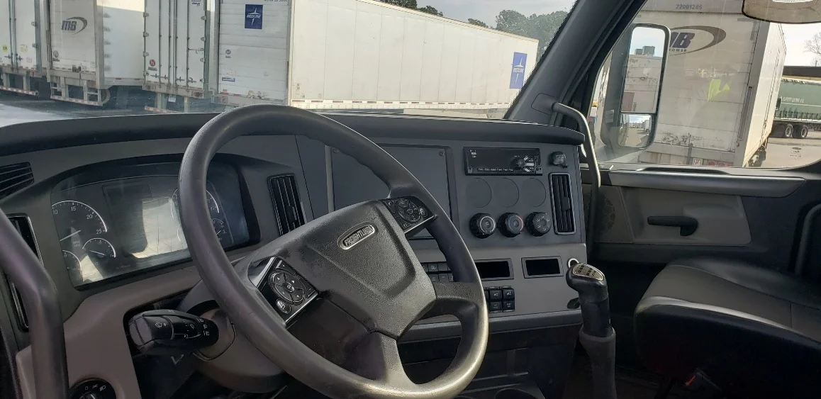 2020 Freightliner Cascadia in Little Rock, AR — photo 10