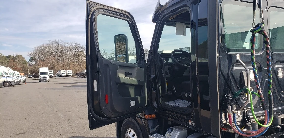 2020 Freightliner Cascadia in Little Rock, AR — photo 9