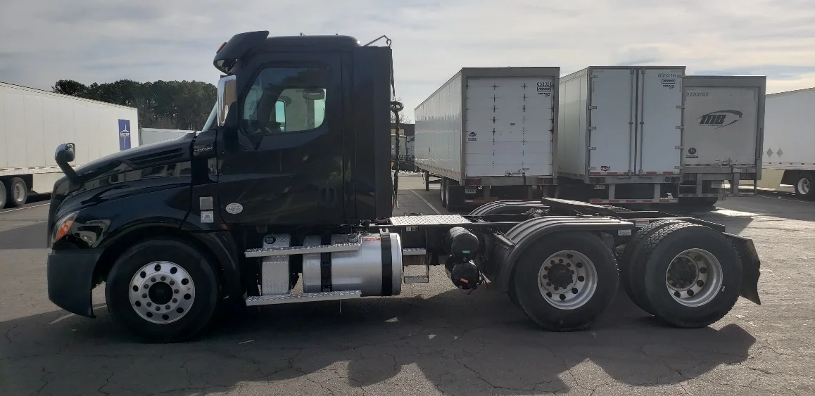 2020 Freightliner Cascadia in Little Rock, AR — photo 4