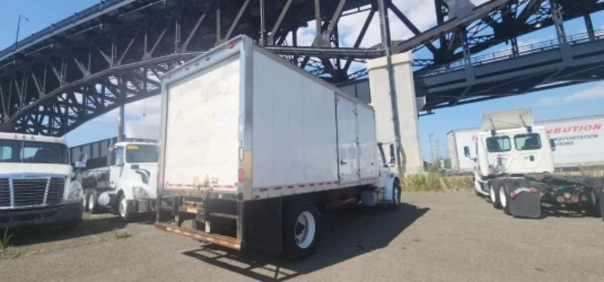 2017 Freightliner M2 106 - image 4