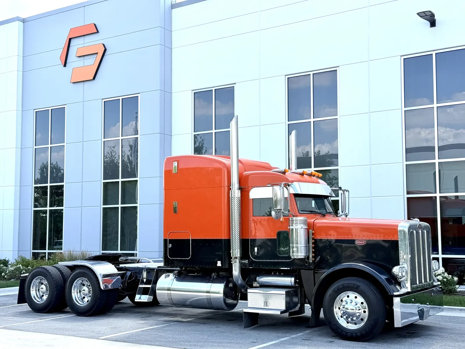 2017 Peterbilt 389 in New Lenox, IL — photo 2