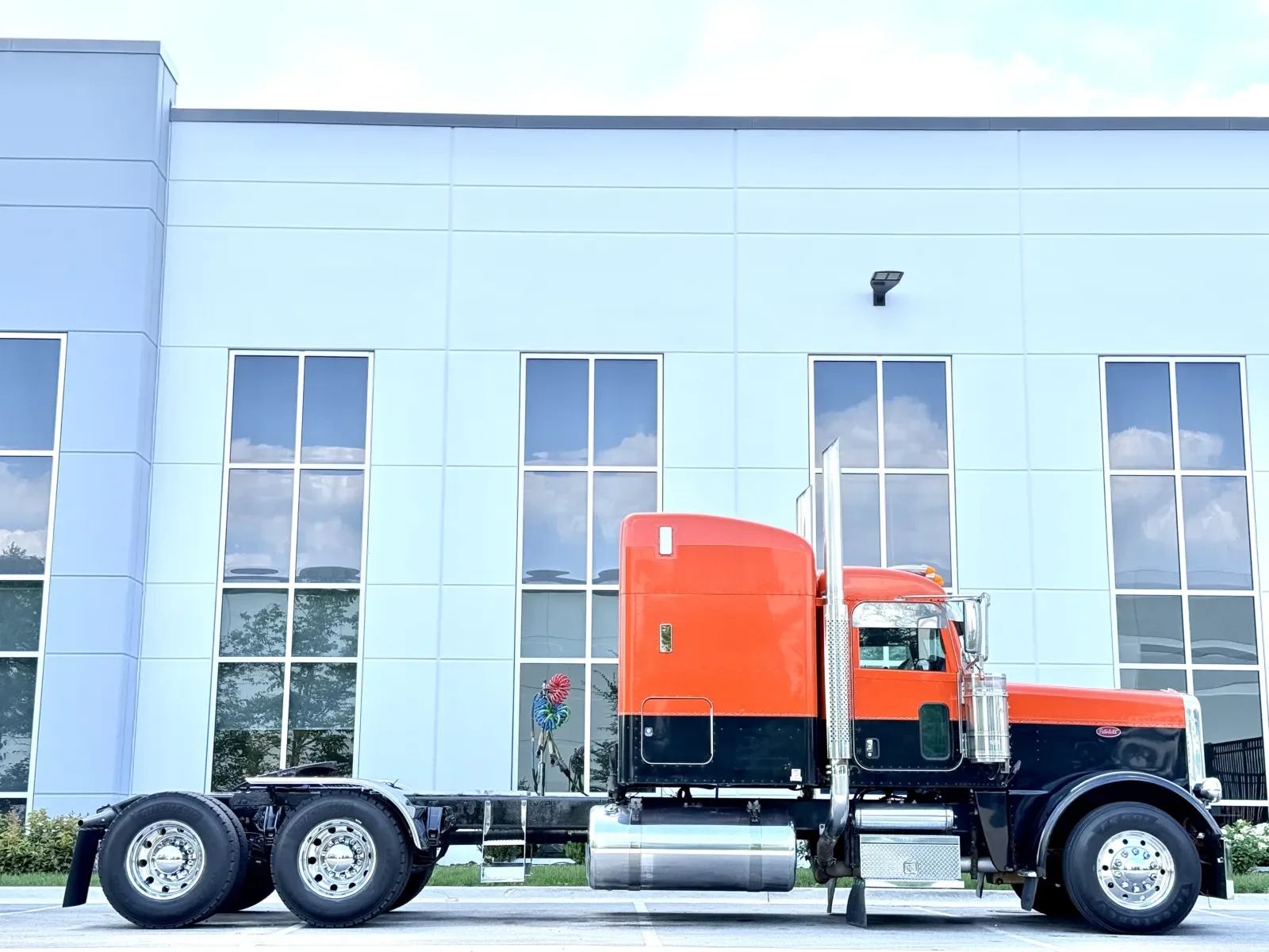 2017 Peterbilt 389 in New Lenox, IL — photo 3