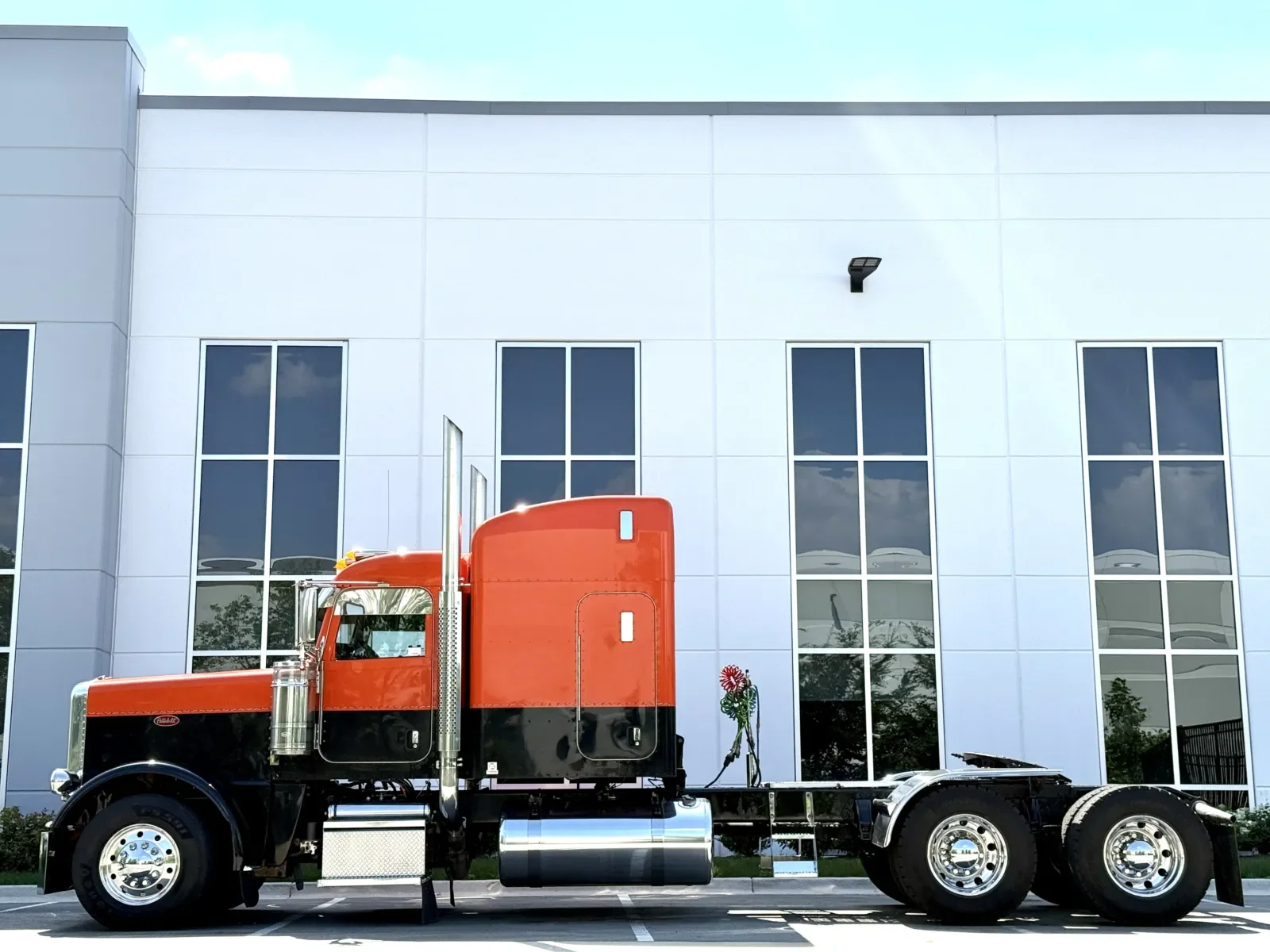 2017 Peterbilt 389 in New Lenox, IL — photo 4