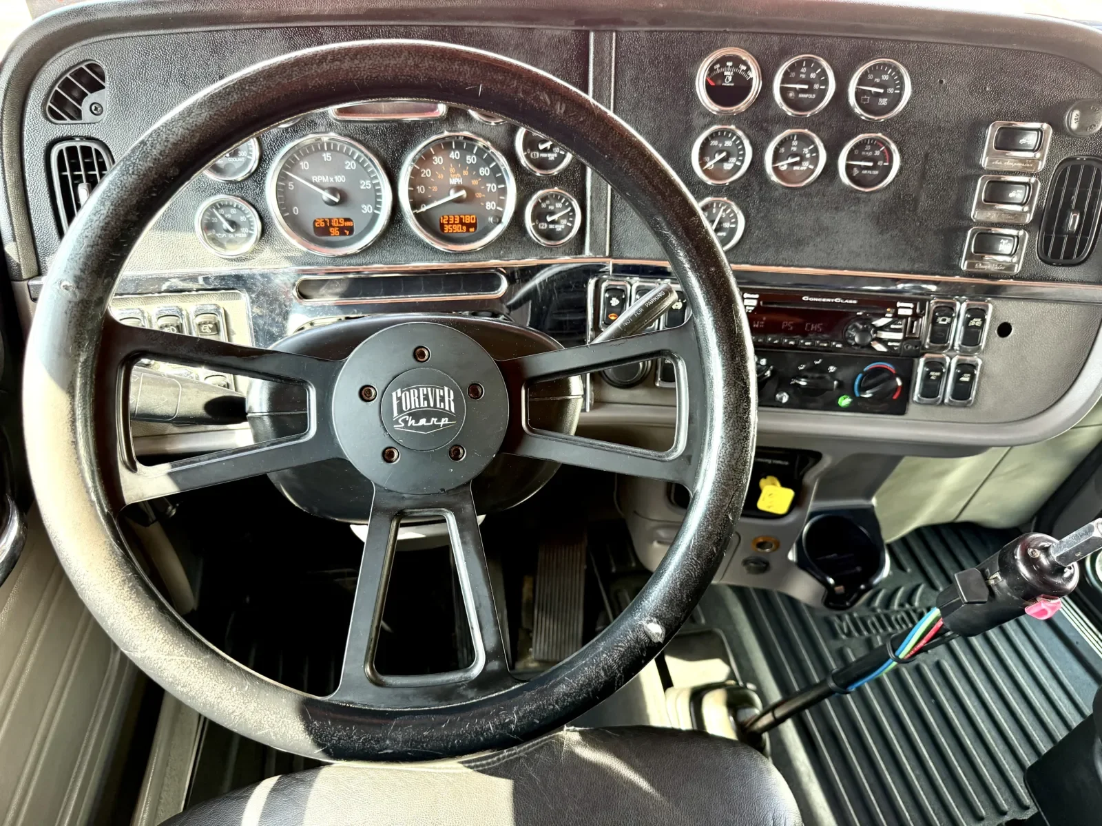 2017 Peterbilt 389 in New Lenox, IL — photo 16