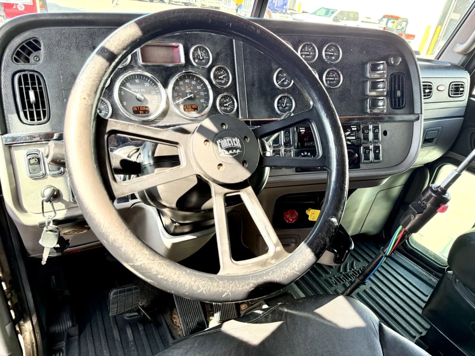 2017 Peterbilt 389 in New Lenox, IL — photo 15