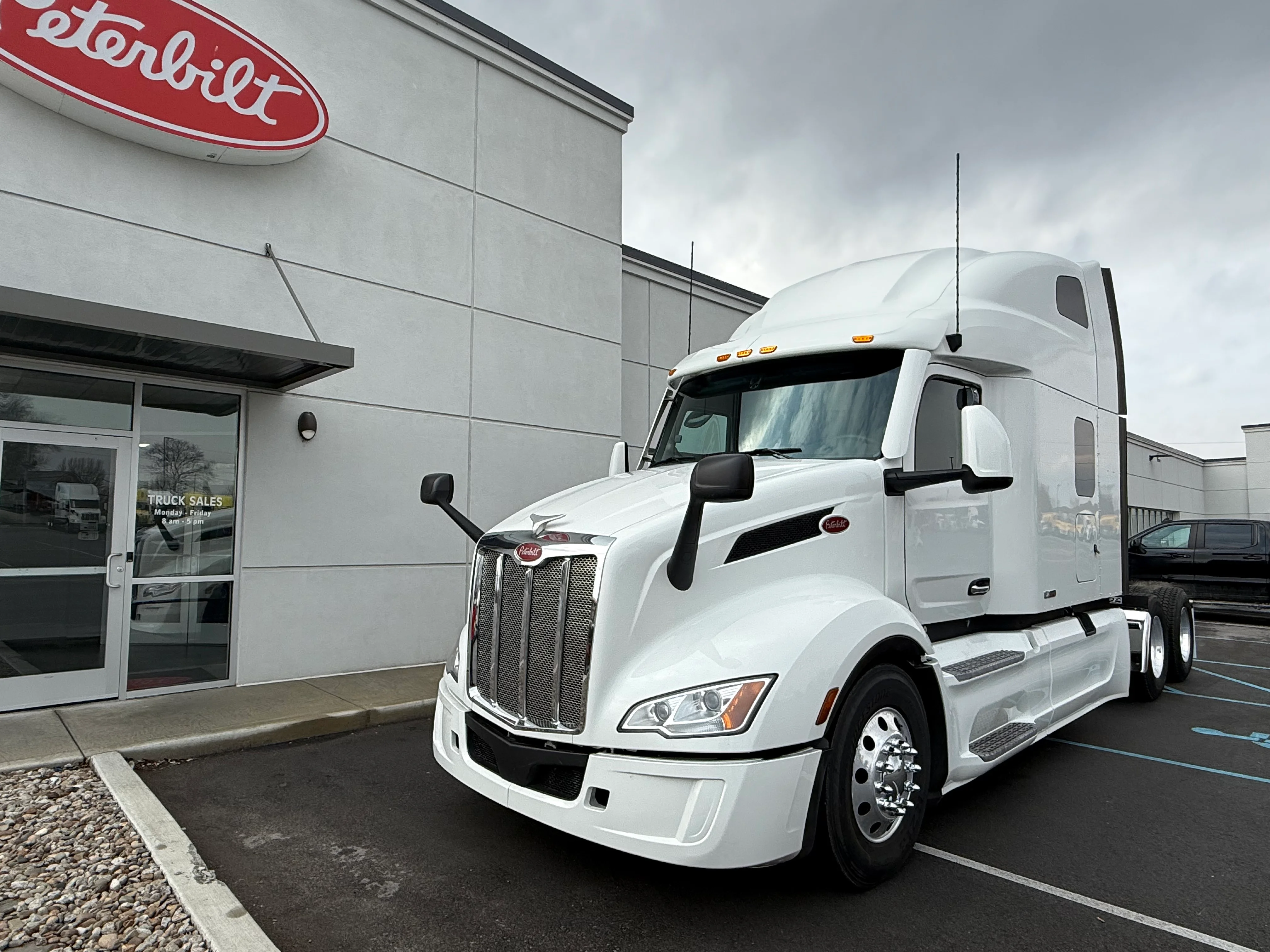 2024 Peterbilt 579 - image 1