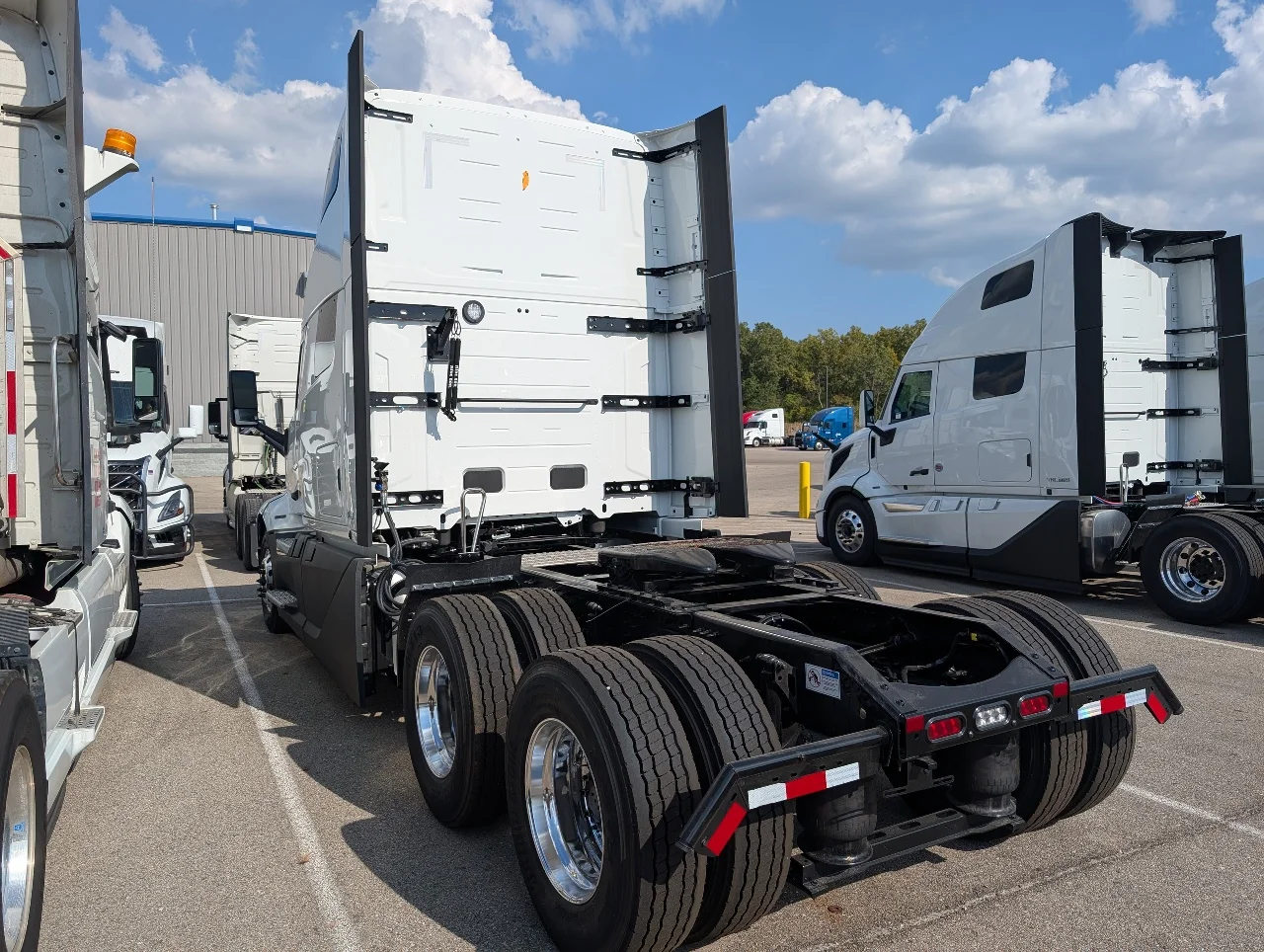 2026 Volvo VNL 860 in Romulus, MI — photo 4