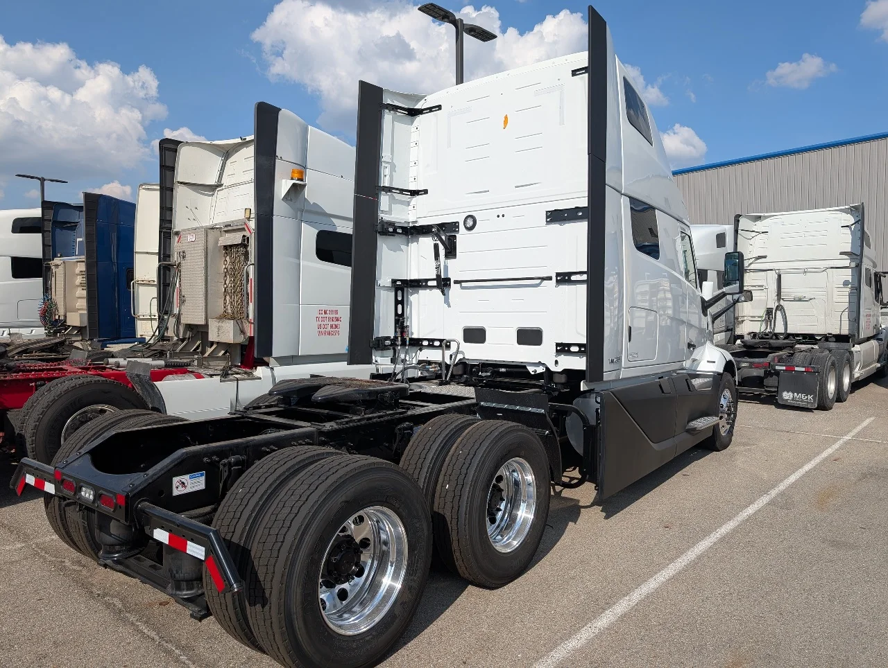 2026 Volvo VNL 860 in Romulus, MI — photo 6