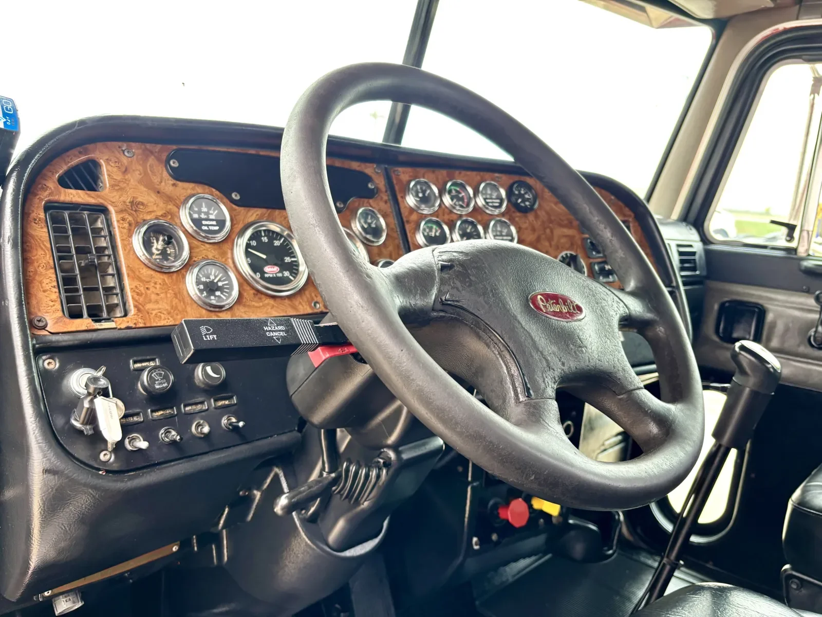 2001 Peterbilt 379 in Hutchins, TX — photo 15