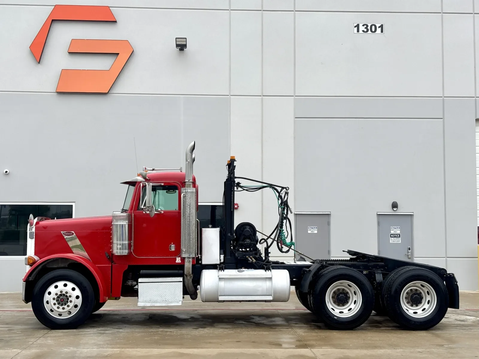 2001 Peterbilt 379 in Hutchins, TX — photo 4