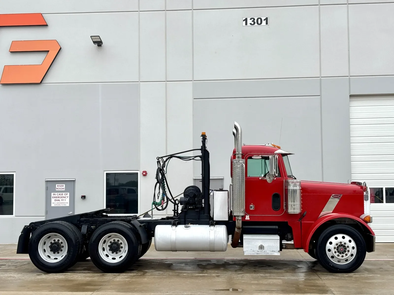 2001 Peterbilt 379 in Hutchins, TX — photo 3