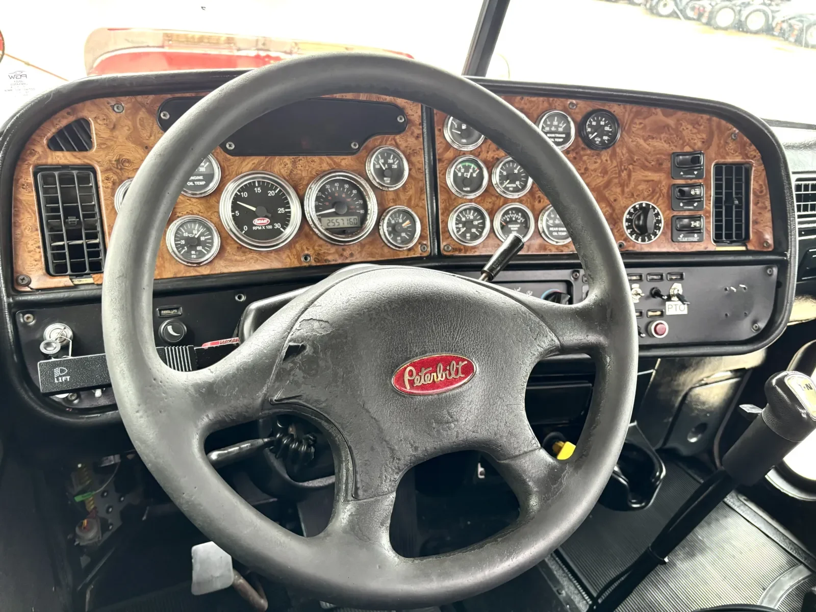 2001 Peterbilt 379 in Hutchins, TX — photo 16