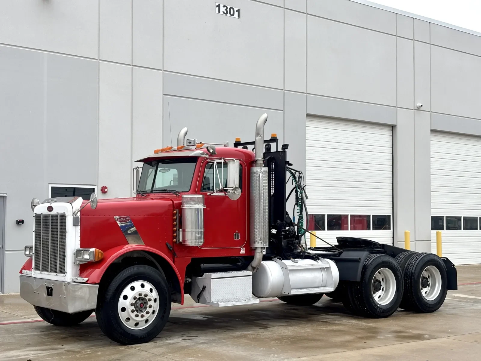 2001 Peterbilt 379 in Hutchins, TX — photo 2