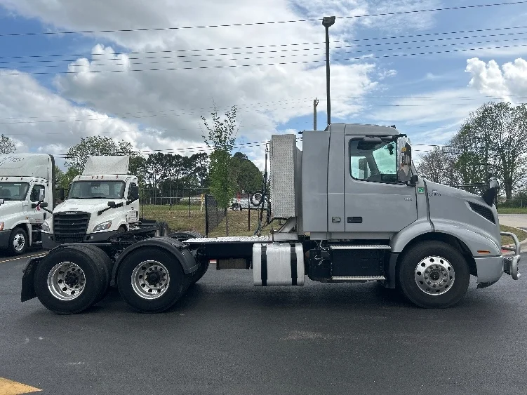 2020 Volvo VNR 640 in Lowell, AR — photo 8