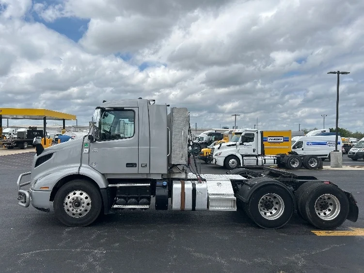 2020 Volvo VNR 640 in Lowell, AR — photo 4