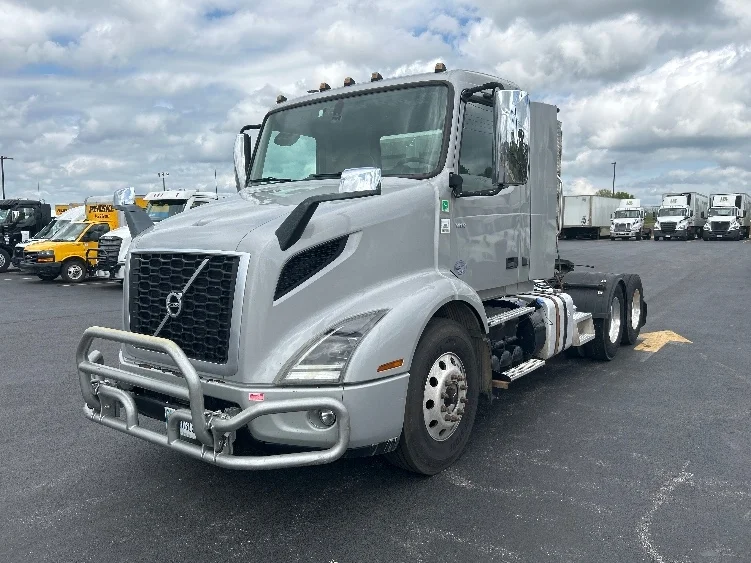 2020 Volvo VNR 640 in Lowell, AR — photo 3
