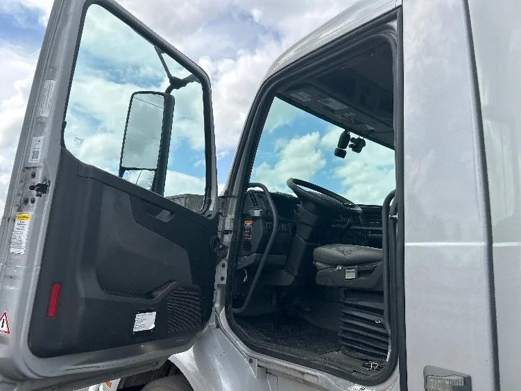 2020 Volvo VNR 640 in Lowell, AR — photo 9