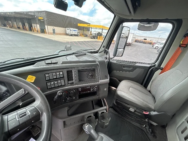 2020 Volvo VNR 640 in Lowell, AR — photo 10