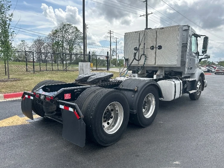 2020 Volvo VNR 640 in Lowell, AR — photo 7
