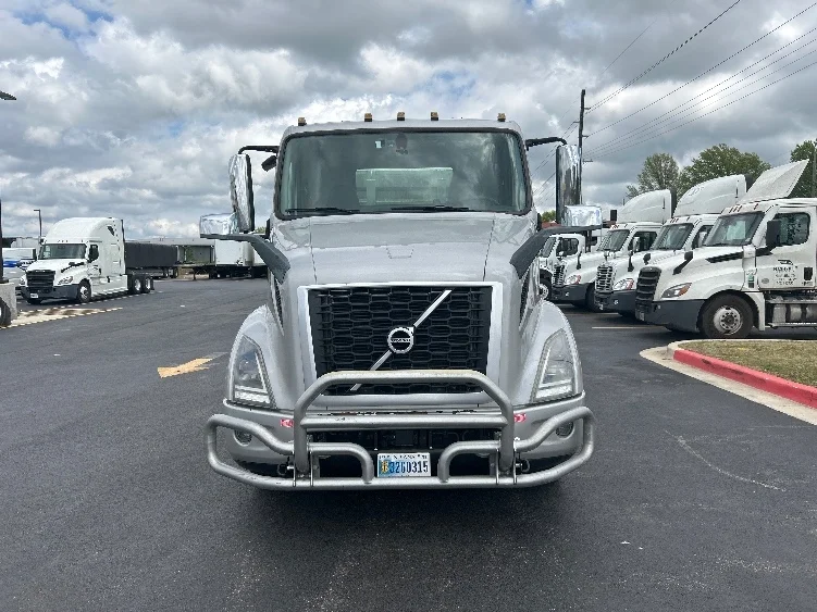 2020 Volvo VNR 640 in Lowell, AR — photo 2