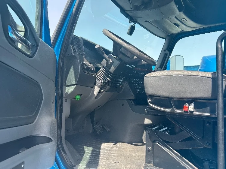 2021 International LT - image 9