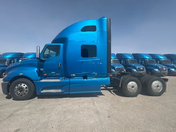 2021 International LT - image 4