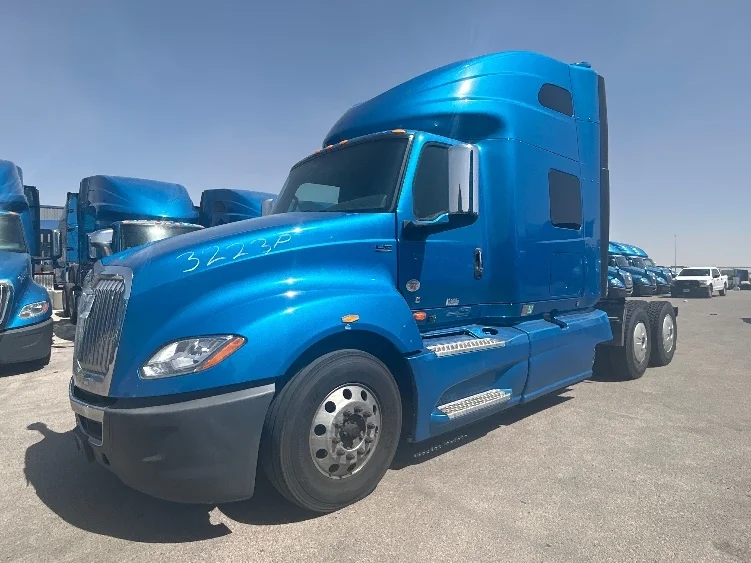 2021 International LT - image 3