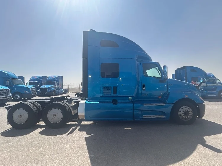 2021 International LT - image 8