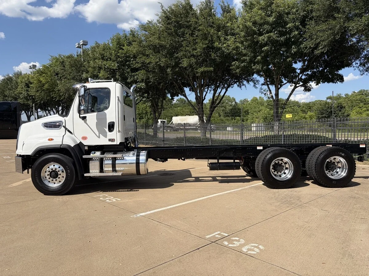 2027 Freightliner 114SD — photo 2