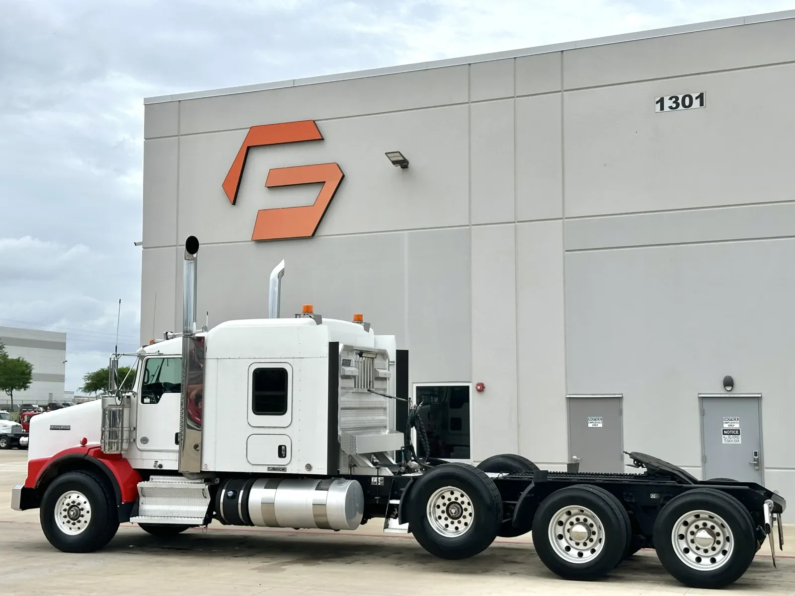 2014 Kenworth T800 - image 6