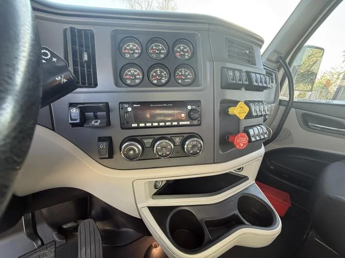 2023 Peterbilt 579 - image 14